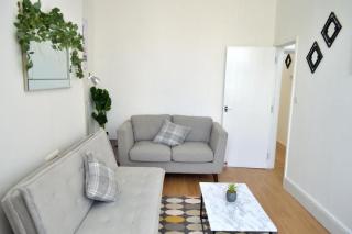 Brand New Lovely Flats by the Forest Tram Stop in Nottingham - Nottingham - 2