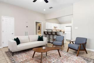 Near Texas A&M, Spacious Living Room, 4 Queen Beds - College Station - 0