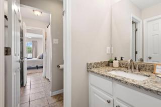 Near Texas A&M, Spacious Living Room, 4 Queen Beds - College Station - 9