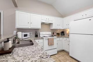 Near Texas A&M, Spacious Living Room, 4 Queen Beds - College Station - 8
