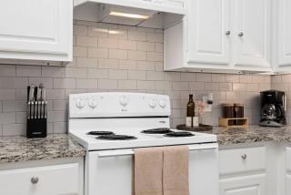 Near Texas A&M, Spacious Living Room, 4 Queen Beds - College Station - 7