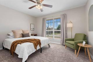 Near Texas A&M, Spacious Living Room, 4 Queen Beds - College Station - 5