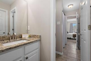 Near Texas A&M, Spacious Living Room, 4 Queen Beds - College Station - 4