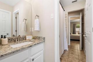 Near Texas A&M, Spacious Living Room, 4 Queen Beds - College Station - 3