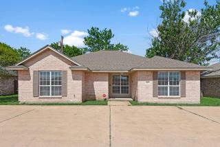 Near Texas A&M, Spacious Living Room, 4 Queen Beds - College Station - 2