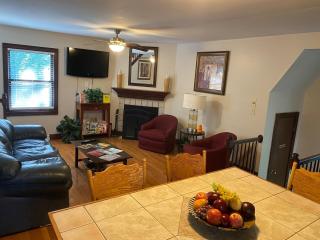 3BR Retreat Pets Welcome Wi-Fi - Cleveland - 3