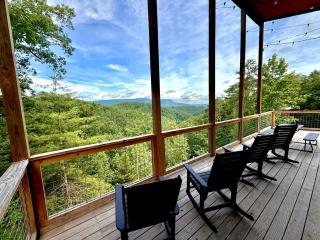 Cascades Escape – Luxury Cabin with Mountain Views, Game Room & Hot Tub - 1