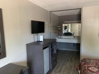 Executive Inn - Locust Grove - 7