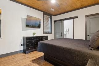 Sunscape Villa – Luxury Gatlinburg Cabin with Hot Tub, Game Room & Breathtaking City Views - 6