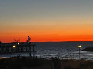 Bay escape beach bunker steps from the sea - Herne Bay - 0