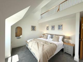 Tenby Sea View Apartment with Swimming Pool - 6