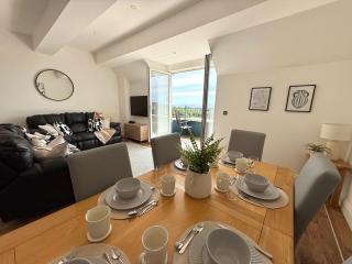 Tenby Sea View Apartment with Swimming Pool - 2