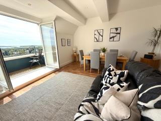 Tenby Sea View Apartment with Swimming Pool - 3