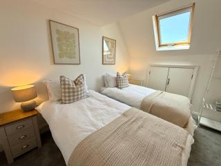 Tenby Sea View Apartment with Swimming Pool - 4