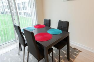 2024 Built Elegant 3BR Kleinburg Vaughan Townhouse with Free Parking, WiFi, Full Kitchen, Laundry, Near Canada's Wonderland! Perfect for Family Travel, Group Trips or Work Stays! - Vaughan - 8