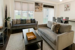 2024 Built Elegant 3BR Kleinburg Vaughan Townhouse with Free Parking, WiFi, Full Kitchen, Laundry, Near Canada's Wonderland! Perfect for Family Travel, Group Trips or Work Stays! - Vaughan - 0