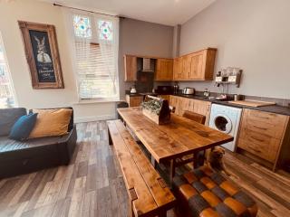 Pass the Keys Historical Victorian Apt for 6 Pets - Matlock - 6
