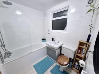 Great London Flat - Modern & Spacious - 5 Mins from Piccadilly Line tube station - 3