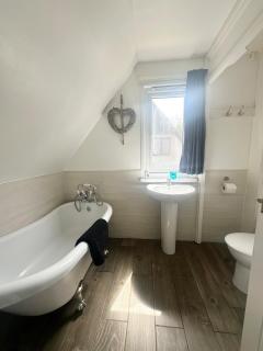 Charming & Spacious Holiday Home - 1