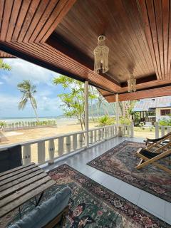 Beachfront house in Chaloklum - 9