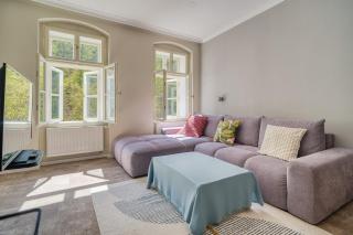 Grand Pupp Apartment with Jacuzzi and Netflix by Rentez - Karlovy Vary - 0