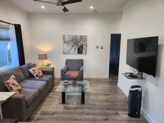 1Bed 1Full Bath, Full Kitchen, Queen Sofa Bed, Queen Bed, Parking, EV - Northridge - 0