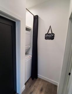 1Bed 1Full Bath, Full Kitchen, Queen Sofa Bed, Queen Bed, Parking, EV - 2