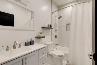 1Bed 1Full Bath, Full Kitchen, Queen Sofa Bed, Queen Bed, Parking, EV - Northridge - 2