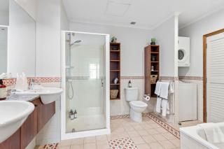 Luxury 3BR Harbourview Retreat - 4