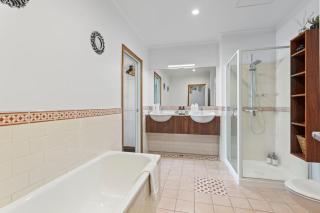 Luxury 3BR Harbourview Retreat - Auckland - 3