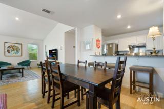 South Congress Living w Gorgeous Porch and Backyard - Austin - 9