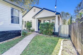 South Congress Living w Gorgeous Porch and Backyard - Austin - 4