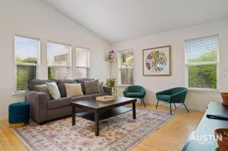 South Congress Living w Gorgeous Porch and Backyard - Austin - 3
