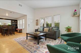 South Congress Living w Gorgeous Porch and Backyard - Austin - 2