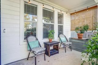 South Congress Living w Gorgeous Porch and Backyard - 5