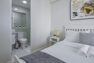 1 BR Central and Cozy Condo Prime Location in BGC - Manila - 7