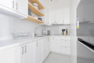 1 BR Central and Cozy Condo Prime Location in BGC - Manila - 5