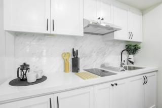 Julias Upscale Airy Getaway 1 BR Golf View - 9