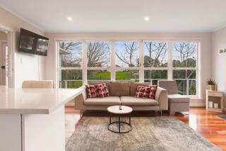Countryside 4BR Family Home near Airport - Auckland - 1