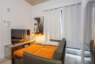 Elegant 1BR Retreat and Chic Stay in Old Port - 5