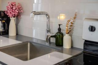 Elegant 1BR Retreat and Chic Stay in Old Port - Montreal - 1