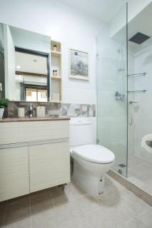 Julias Contemporary Apt Balcony and Golf View - 4