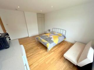 Studio (Triple) in Sutton - Cheam - 4