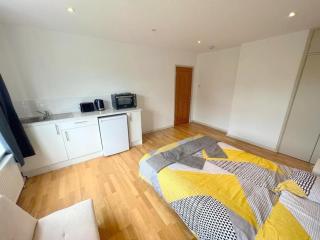 Studio (Triple) in Sutton - Cheam - 2