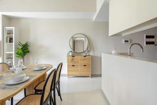 Stylish 2 BR Home with Bathtub and Balcony Uptown BGC - Manilla - 6