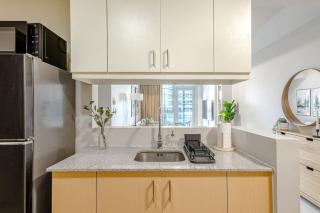 Stylish 2 BR Home with Bathtub and Balcony Uptown BGC - Manilla - 4