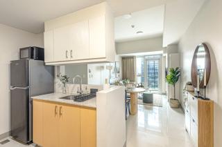 Stylish 2 BR Home with Bathtub and Balcony Uptown BGC - Manilla - 1