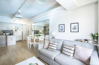 Julias Bright Stylish Condo Balcony - Manila - 6