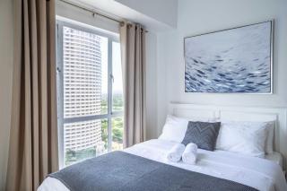 Julias Bright Stylish Condo Balcony - Manila - 5