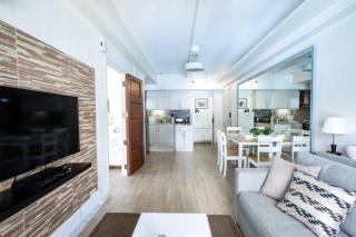 Julias Bright Stylish Condo Balcony - Manila - 4